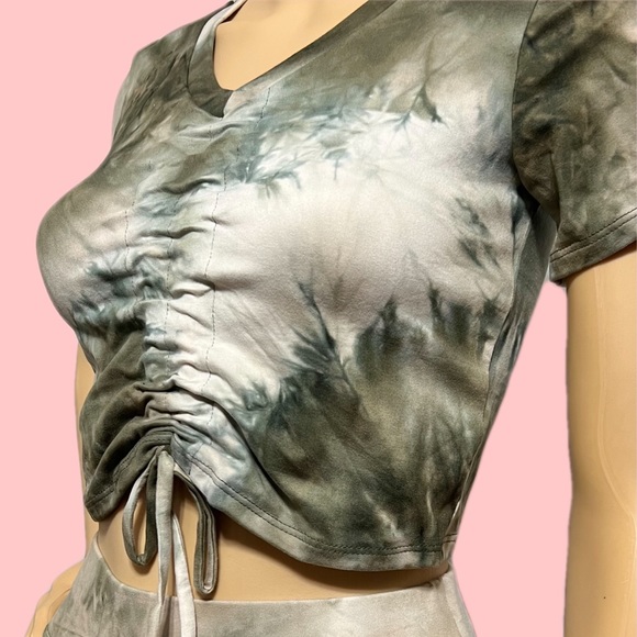 Buttery Soft Shorts & Crop Top Set - Picture 2 of 9